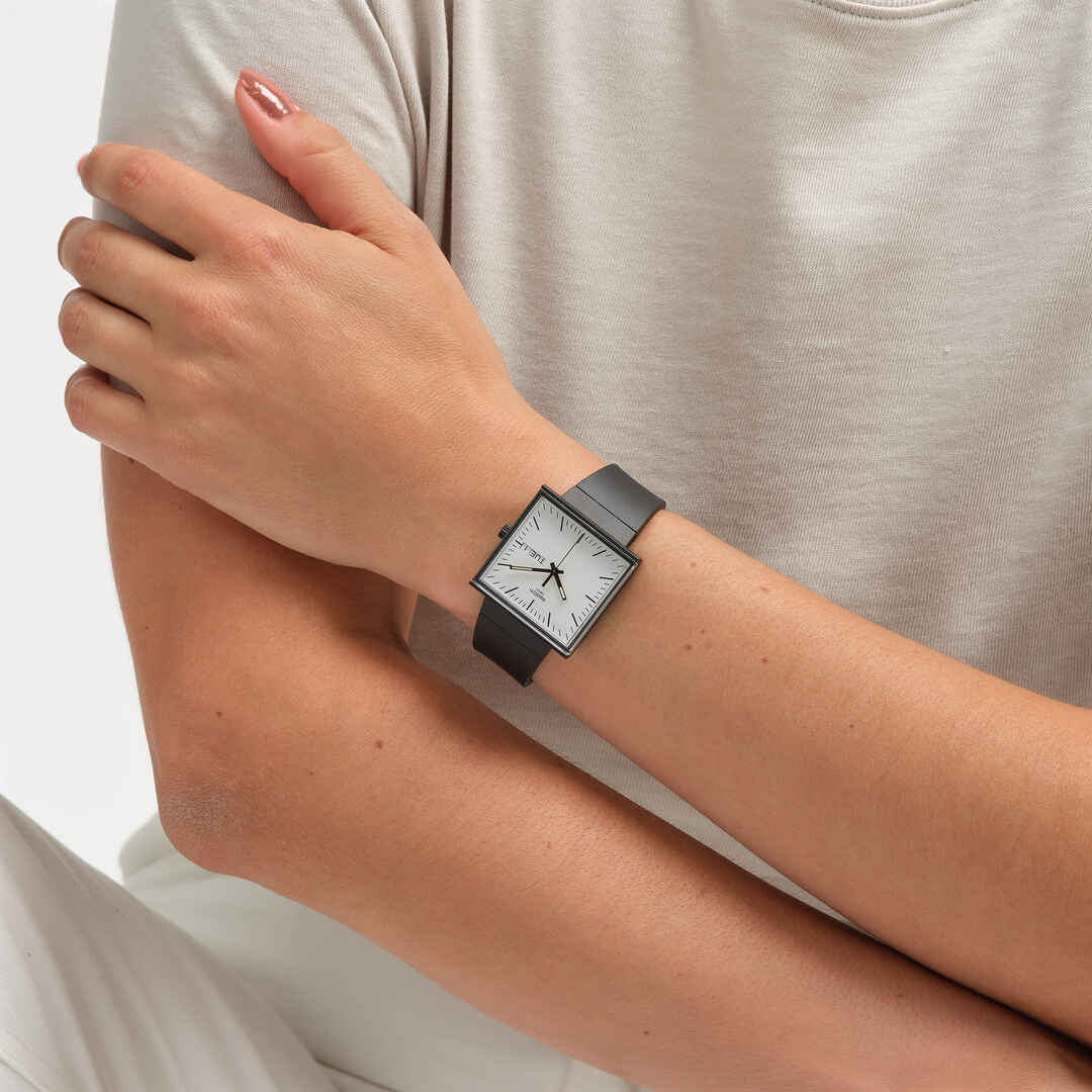 SO34B700 - WHAT IF…BLACK? - Swatch® Japan