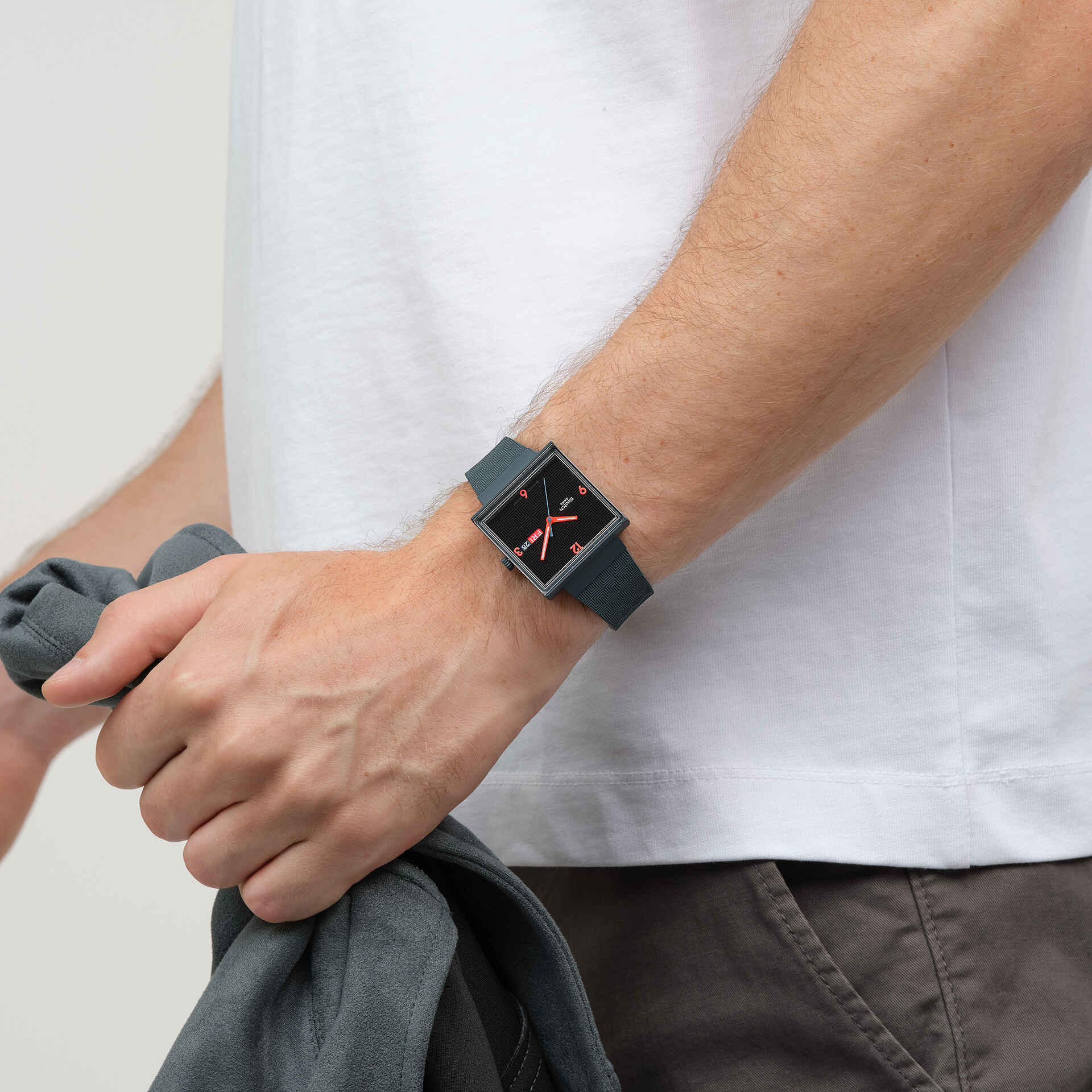 SQUARED OFF - SO34M701 | 四角い時計 | Swatch® 日本